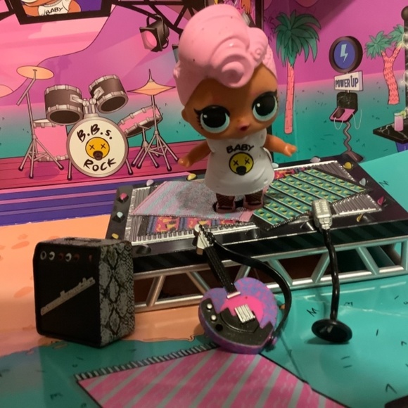 LOL Surprise Furniture Series 2 Grunge Grrl  Music Festival - Picture 7 of 11